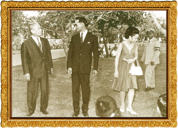 ๒๘ พฤศจิกายน ๒๕๑๐ เสด็จพระราชดำเนิน ทรงเยี่ยมต้นนนทรี และทรงดนตรี พ.ศ. ๒๕๑๐