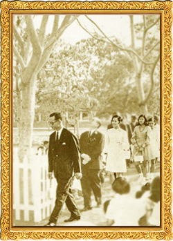 ๒๙ พฤศจิกายน ๒๕๑๒ เสด็จพระราชดำเนิน ทรงเยี่ยมต้นนนทรี และทรงดนตรี พ.ศ. ๒๕๑๒